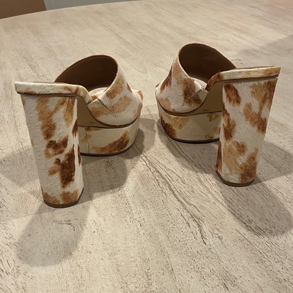 Gianni Bini Women's Tan and Cream Cow Hide & Cow Print Mules - Picture 4 of 6